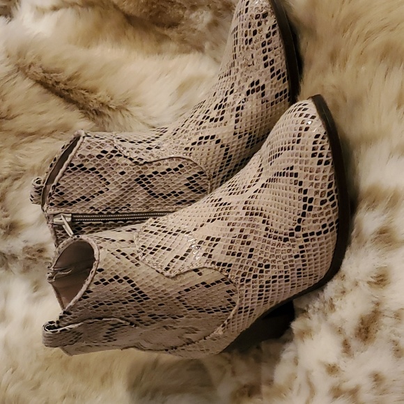 True Grit Shoes - True Grit Cream/Tan Booties